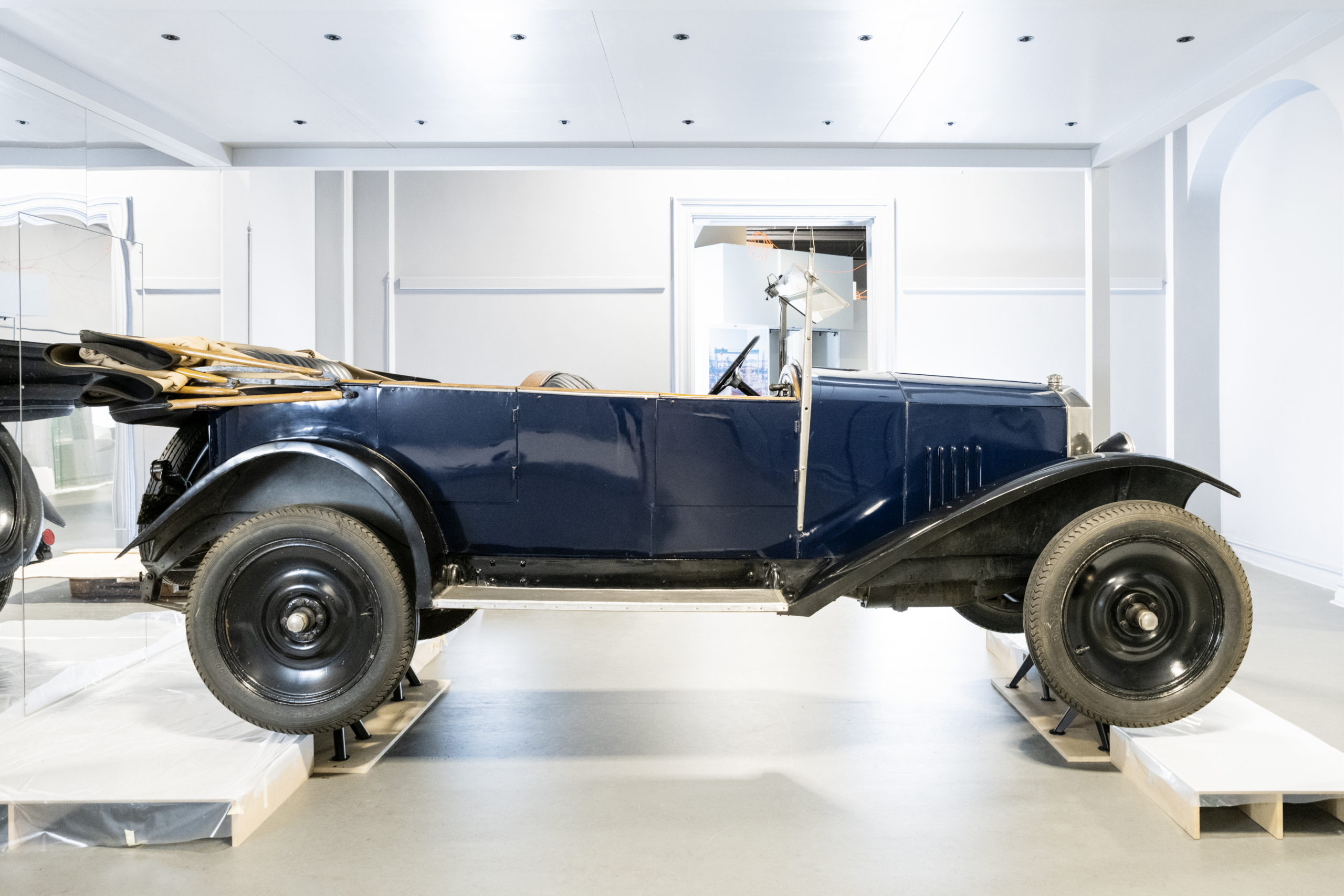 Volvo från 1926, blå kaross, nedfällt tak i utställningsrummet