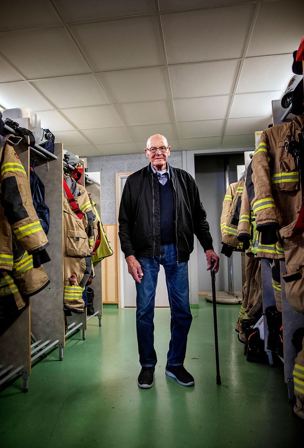 Brandmannen William står i stationens omklädningsrum.