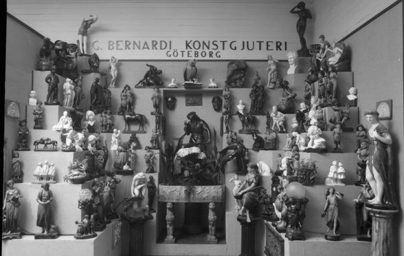 Svartvit bild av gipsfigurer utställda och texten Bernardi Konstgjuteri GÖteborg