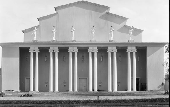 sex gipsfigurer på taket på lisebergs kongresshall