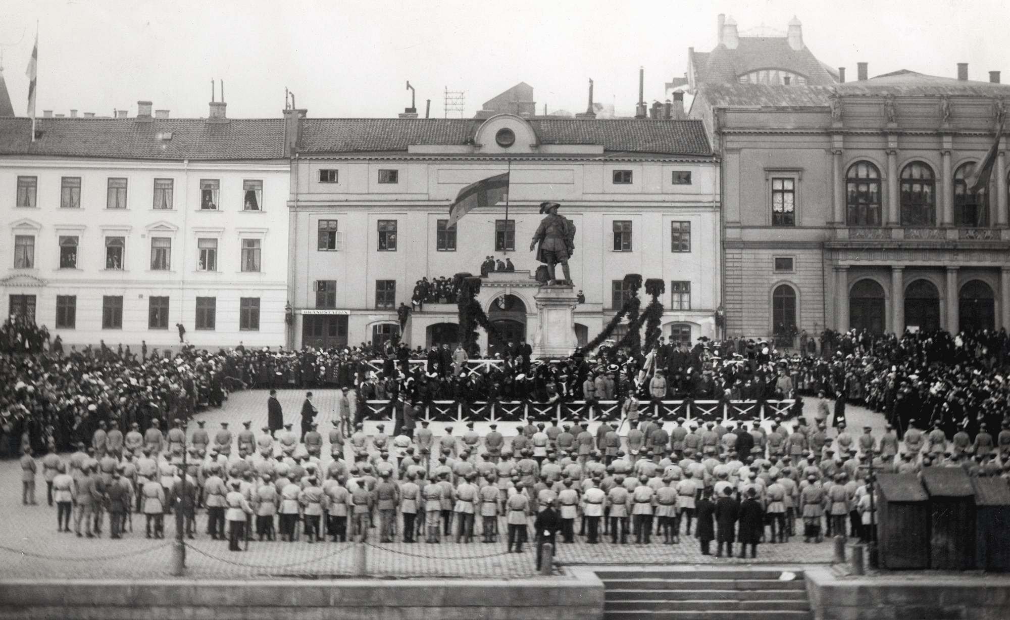 Stadens statyer: Historiska förebilder och ståtliga statyinvigningar