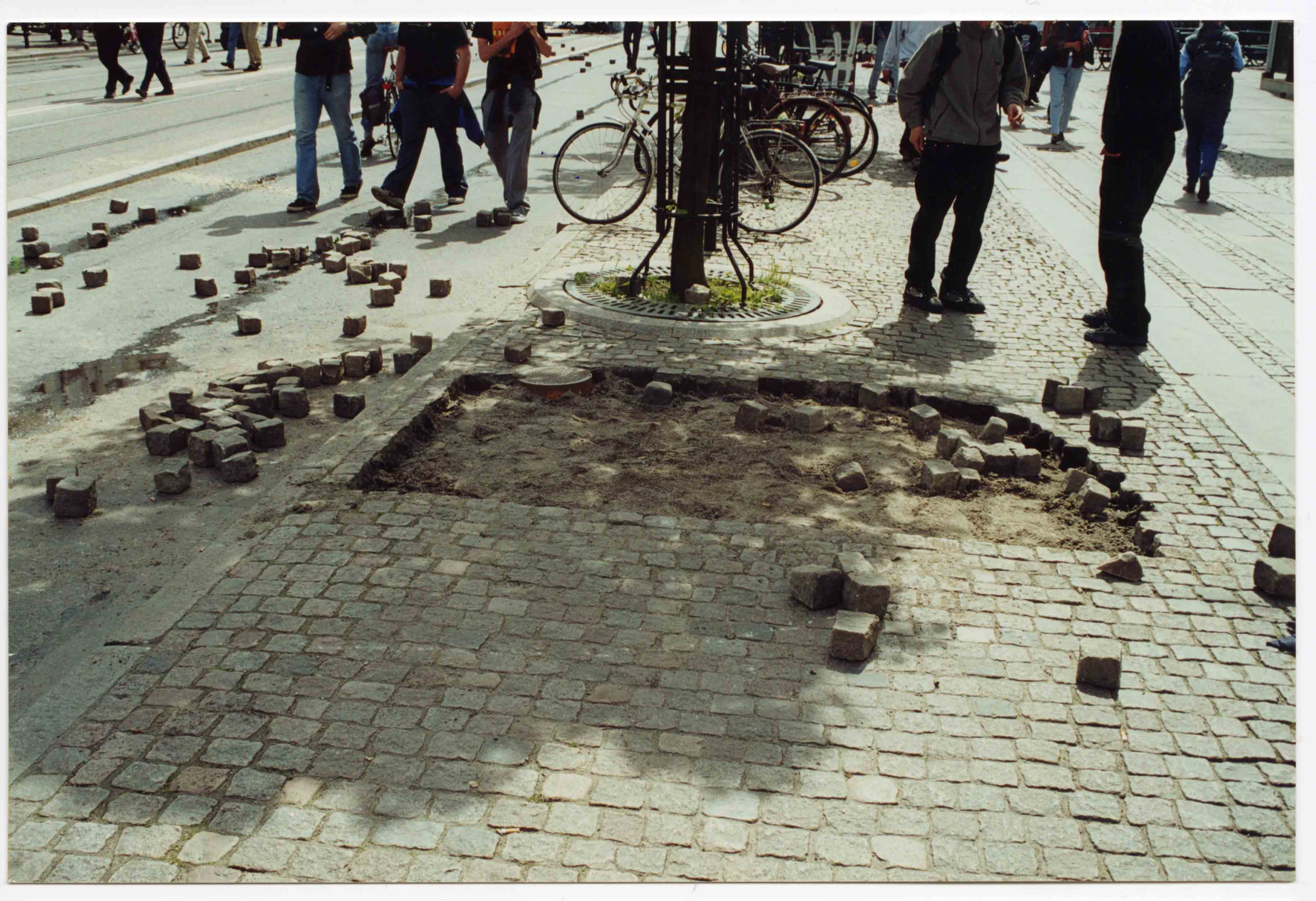 Bilder från Göteborgskravallerna visas på Stadsteatern