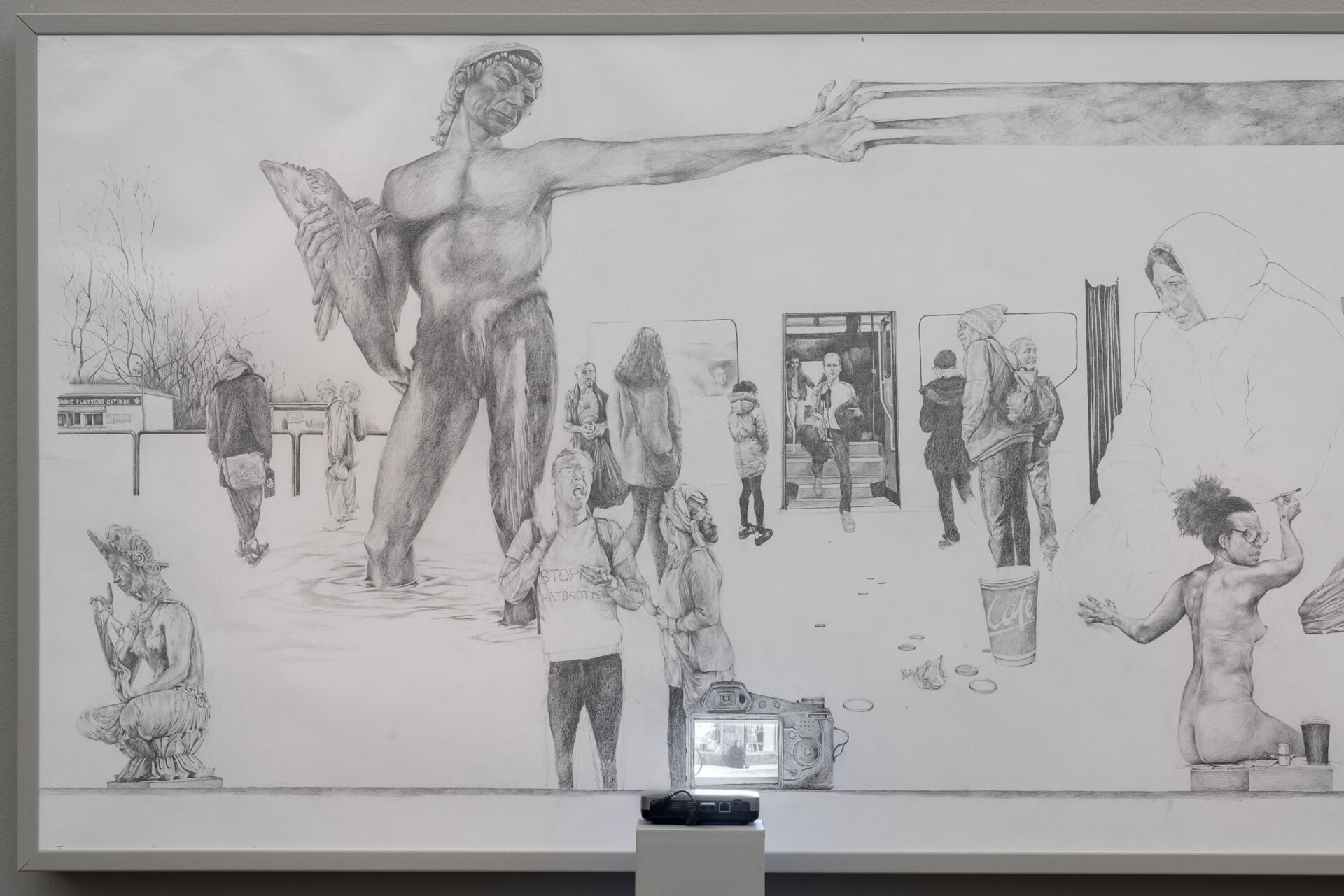 En svartvit blyertsteckning föreställande människor och statyer i Göteborg