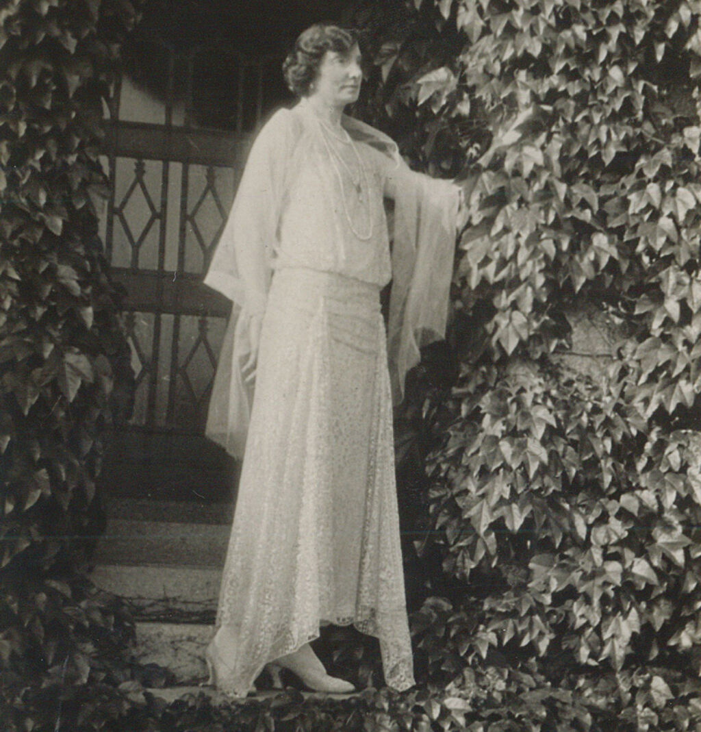 En elegant klädd kvinna på en trappa