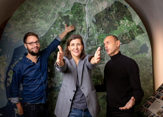 Tre personer står framför en karta av Göteborg.