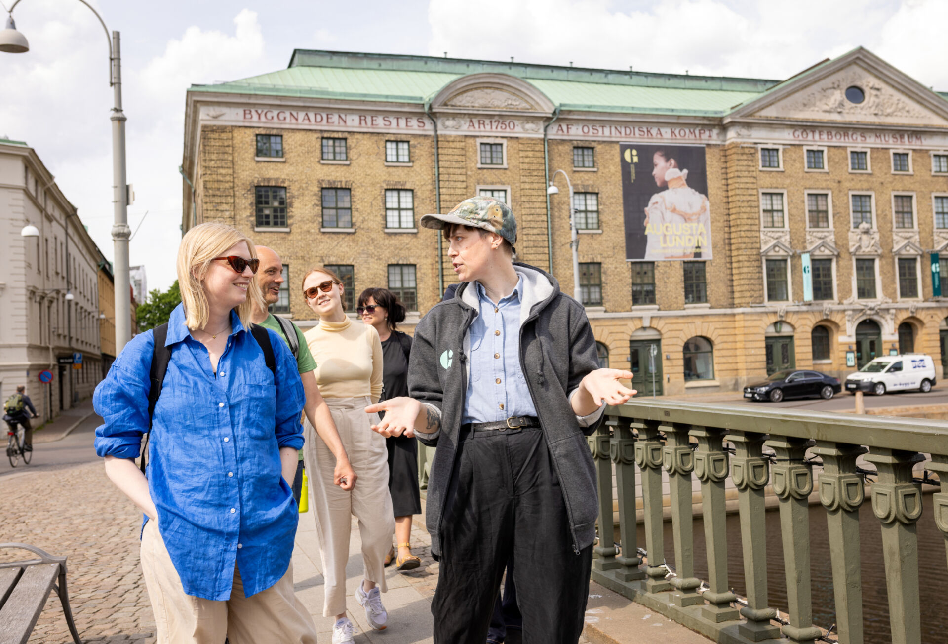 Grupp som vandrar med en guide